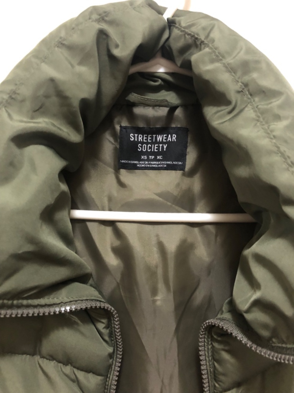XS puffer vest olive green with zip and adjustable toggles - Picture 3 of 5